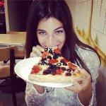 See-Fashion-girls-do-eat-pizza.jpg