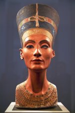 Queen-Nefertiti-Statue.jpg