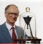 Pitch_drop_experiment_with_John_Mainstone.jpg